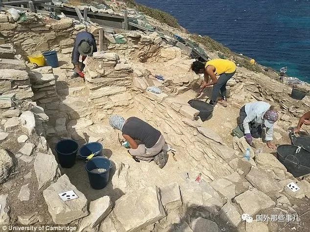 希腊小岛发现4500年前避难所藏神秘排水系统和陶器