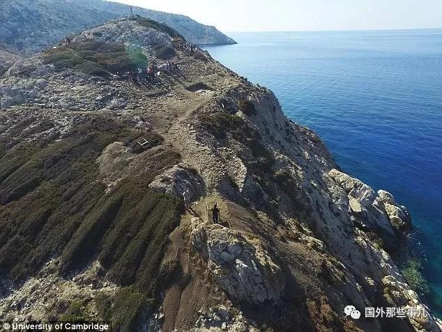 希腊小岛发现4500年前避难所藏神秘排水系统和陶器
