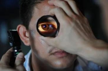 青筋暴露 天冷当心眼中风!