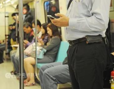 手机怎么拿都伤身 医师建议少用最好