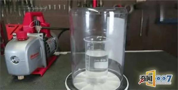 矿泉水倒玻璃容器抽完空气 两分钟后看到这画面