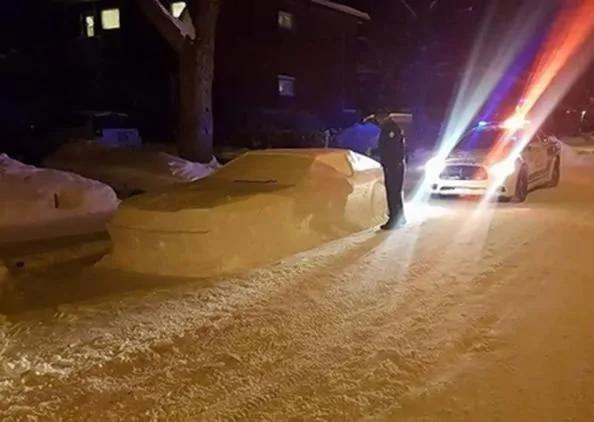 这男子用雪造了一辆车结果警察给了张“罚单”