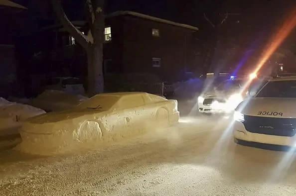 这男子用雪造了一辆车结果警察给了张“罚单”