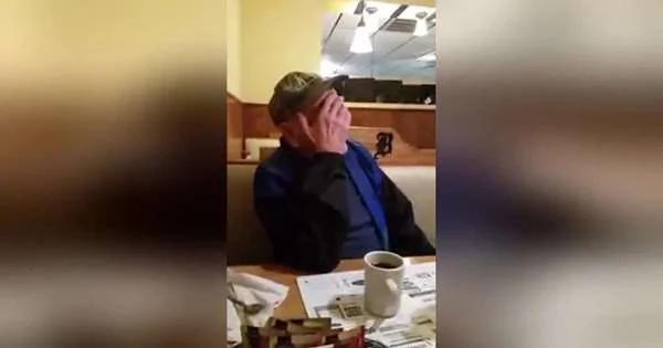 爷爷思念外地的孙子 孙子装扮成咖啡店“服务生” 给爷爷一个大惊喜!