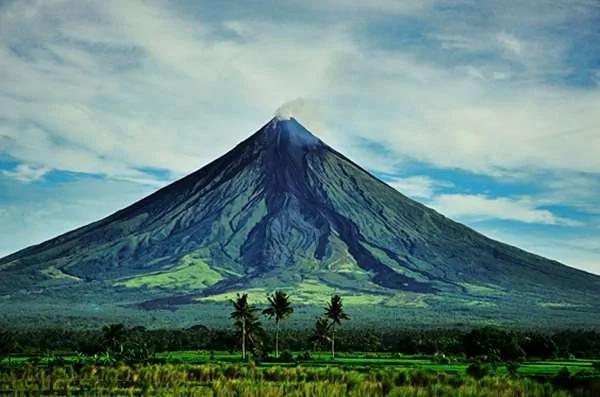 最美火山拍到这“浪漫一幕” 当地人惊呼:“原来流传的爱情故事是真的!”