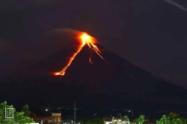 最美火山拍到这“浪漫一幕” 当地人惊呼:“原来流传的爱情故事是真的!”