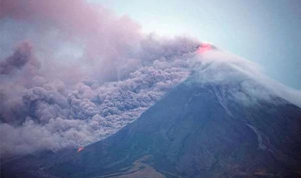 最美火山拍到这“浪漫一幕” 当地人惊呼:“原来流传的爱情故事是真的!”