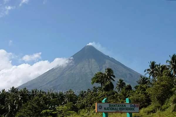 最美火山拍到这“浪漫一幕” 当地人惊呼:“原来流传的爱情故事是真的!”