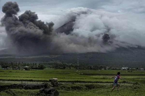 最美火山拍到这“浪漫一幕” 当地人惊呼:“原来流传的爱情故事是真的!”