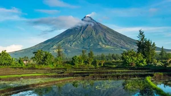 最美火山拍到这“浪漫一幕” 当地人惊呼:“原来流传的爱情故事是真的!”