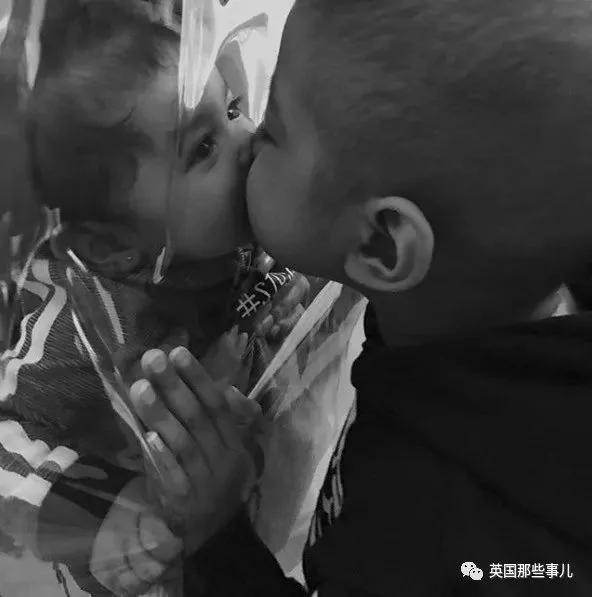一岁的小diva 穿得这么潮!这气场 也是厉害了