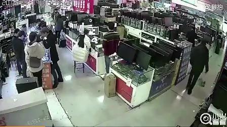 男子牙咬iPhone电池测真假爆炸后一脸懵