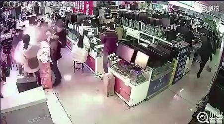 男子牙咬iPhone电池测真假爆炸后一脸懵