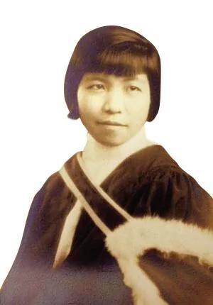 她无名无分 把九个孩子辛苦带大 却没人喊她妈!