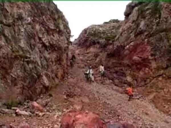 印度超猛老爸拿锄头凿山开路 成功凿出8公里的平坦路