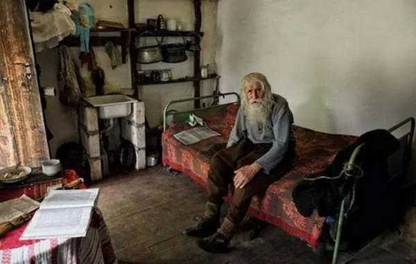 103岁老乞丐每天都在街头乞讨 却不为自己 被称赞“真正的英雄!”