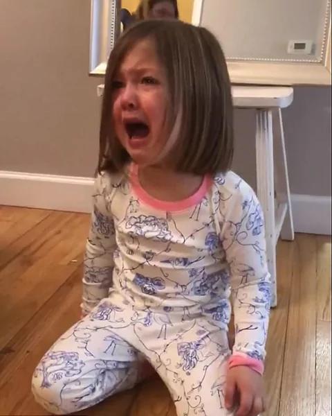 美国小女孩因“妹妹梦”破灭放声大哭诉不满