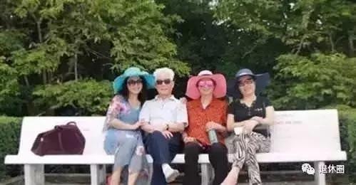人到老年 手有三不插 钱有三不借 傻有三不犯 你占了几条