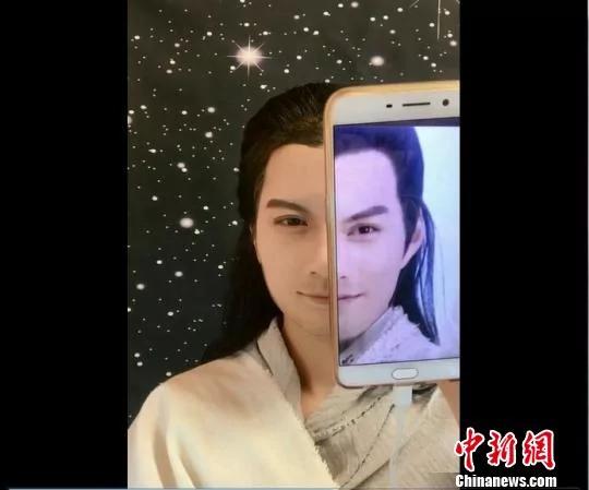 辣妈直播“易容术”走红 撞脸了200多位明星