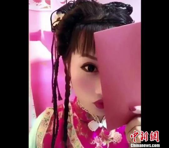 辣妈直播“易容术”走红 撞脸了200多位明星