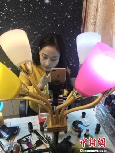 辣妈直播“易容术”走红 撞脸了200多位明星