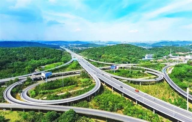 高速公路永远不直 你知道为什么吗?