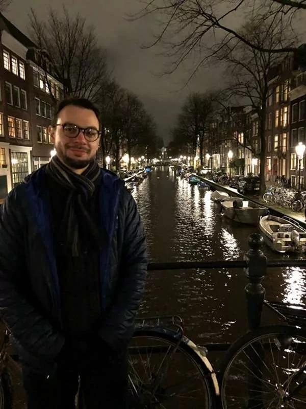 年轻男子顺着商场100公尺的“血脚印”追踪 及时救了两条人命!