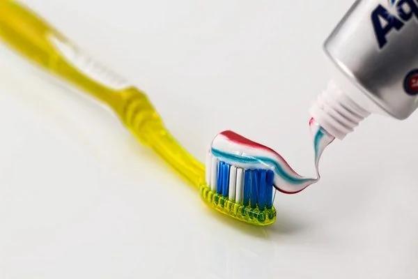 英国《每日邮报》:许多牙膏成分有害健康 可能致癌