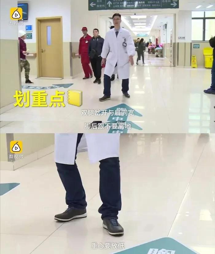 “企鹅步”防摔跤视频火了 据说冬天应该这样走路