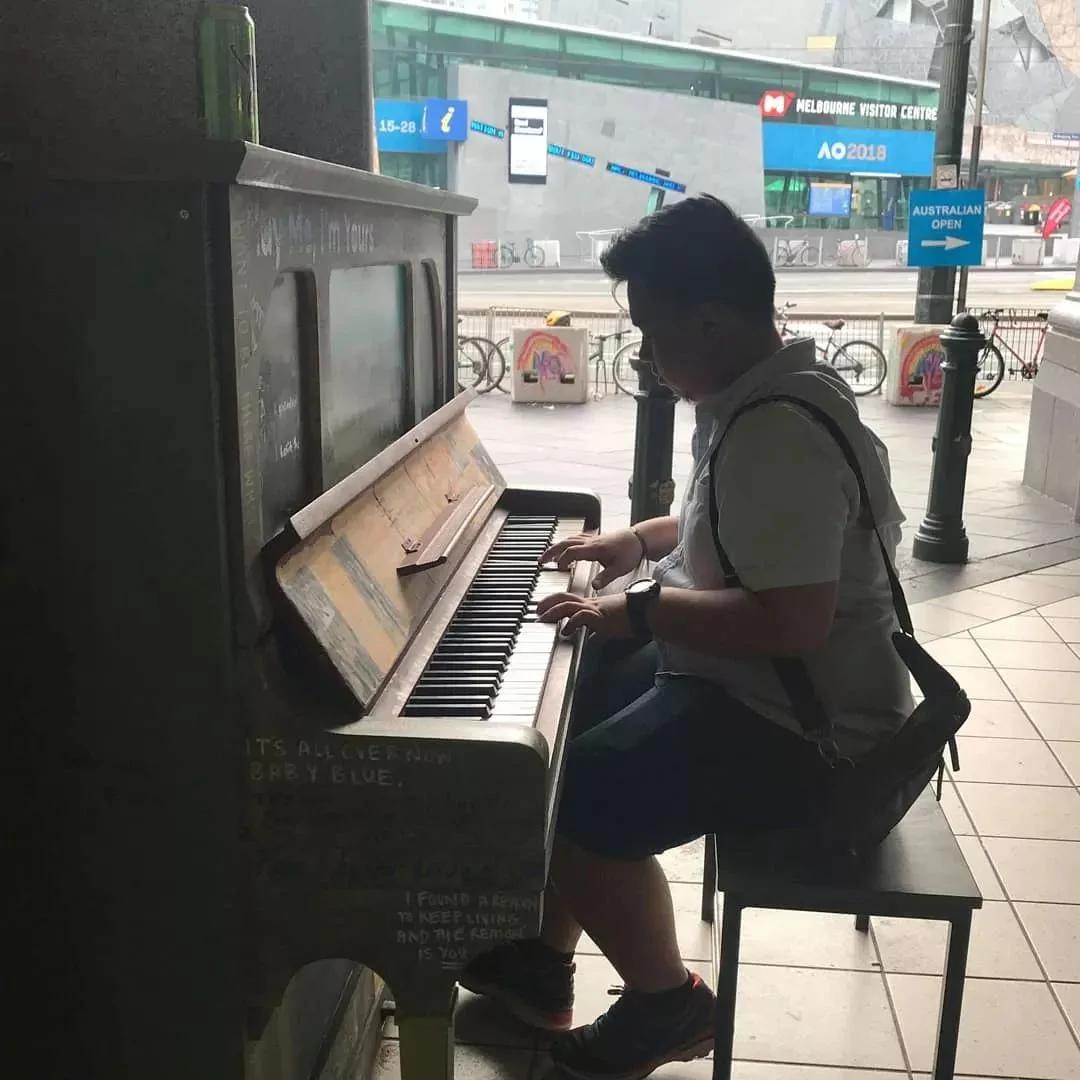 墨尔本街头随意放了21架钢琴 结果神奇的事发生