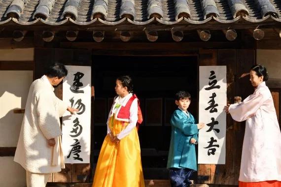韩国人贴汉字对联祝立春 白纸黑字亮了