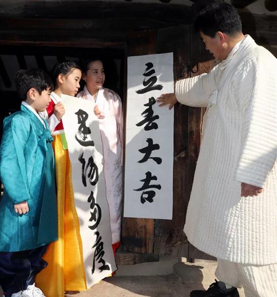 韩国人贴汉字对联祝立春 白纸黑字亮了