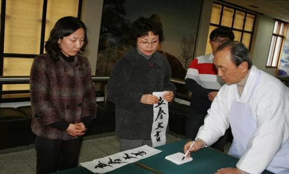 韩国人贴汉字对联祝立春 白纸黑字亮了