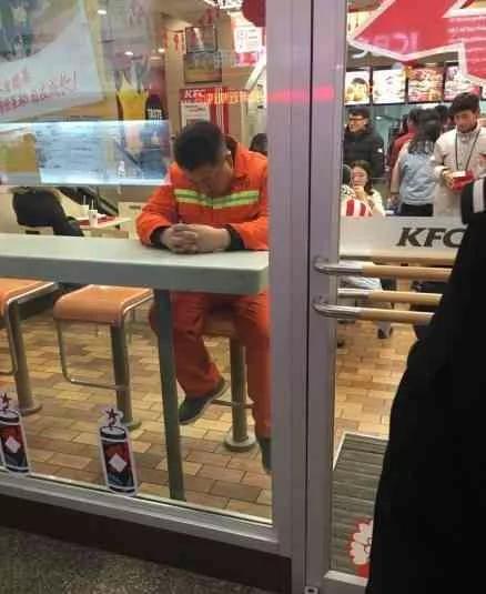 世界上最感人的瞬间 看到哪张让你泪奔?