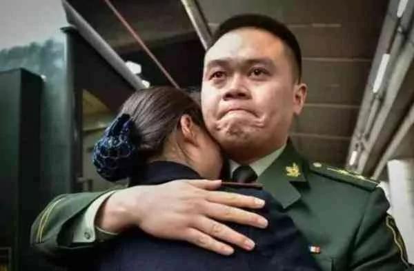 世界上最感人的瞬间 看到哪张让你泪奔?
