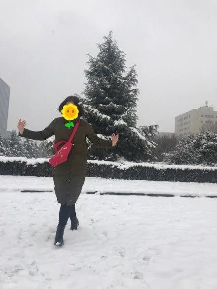 下雪了让男朋友给我拍张美照发朋友圈 看完想分手…