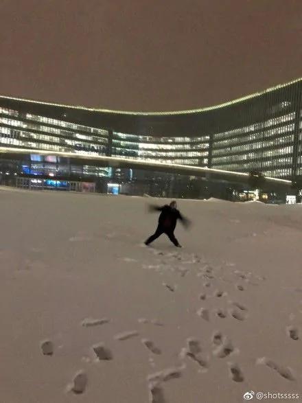 下雪了让男朋友给我拍张美照发朋友圈 看完想分手…