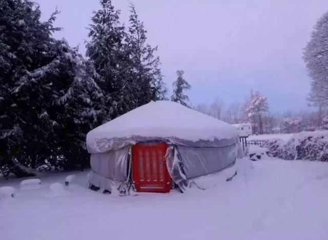 荒郊野外一个人都没有 这地方你敢住吗?