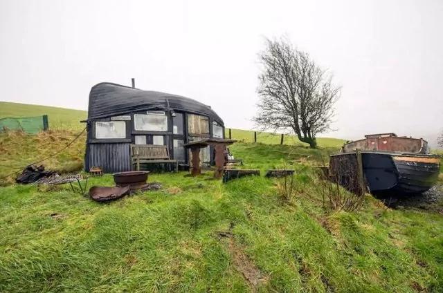 荒郊野外一个人都没有 这地方你敢住吗?
