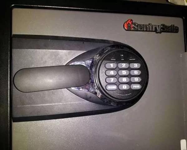 她在网上花了100元美金买了“二手保险箱” 但里面的东西让她很吃惊!