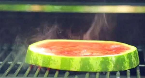 看到妈妈把西瓜放到“烤肉炉” 超傻眼 但闻到惊人的“香味” 大家都抢着吃!