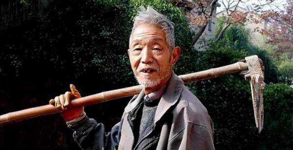 农村老头进豪华餐厅 被女店员赶走 没想到隔天再见到他 竟当场晕倒!