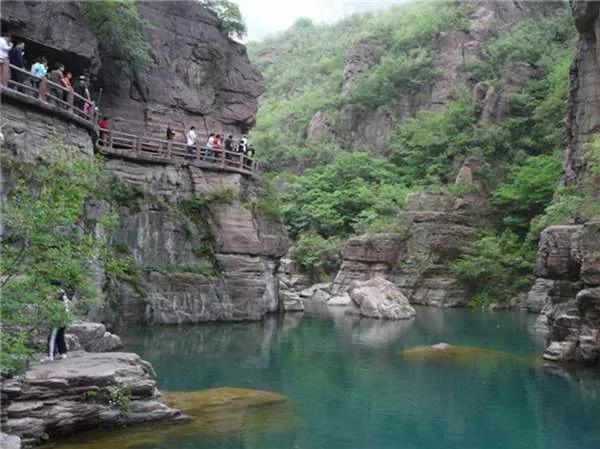 中国最危险的村落 1700公尺的峭壁 徒手凿出一段山路 成为“世界奇迹”!