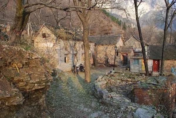 中国最危险的村落 1700公尺的峭壁 徒手凿出一段山路 成为“世界奇迹”!
