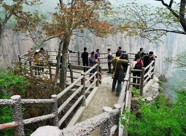 中国最危险的村落 1700公尺的峭壁 徒手凿出一段山路 成为“世界奇迹”!