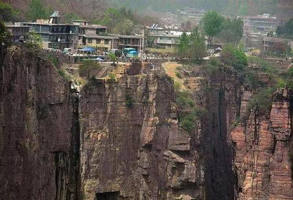 中国最危险的村落 1700公尺的峭壁 徒手凿出一段山路 成为“世界奇迹”!