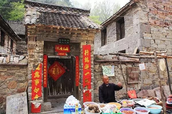 中国最危险的村落 1700公尺的峭壁 徒手凿出一段山路 成为“世界奇迹”!