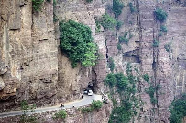 中国最危险的村落 1700公尺的峭壁 徒手凿出一段山路 成为“世界奇迹”!