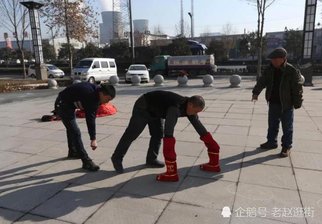 中年汉子每天学动物走路 一顿饭只吃三两
