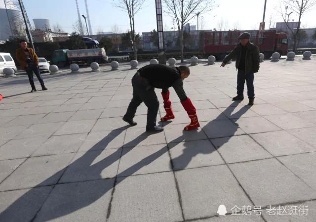 中年汉子每天学动物走路 一顿饭只吃三两